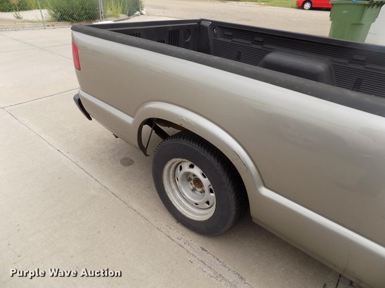 image for item DB9211 2002 Chevrolet S10 pickup truck