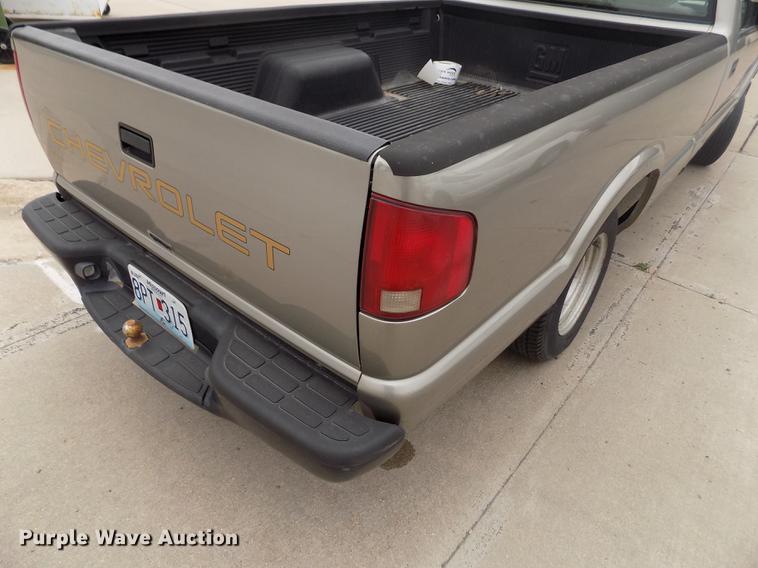 image for item DB9211 2002 Chevrolet S10 pickup truck