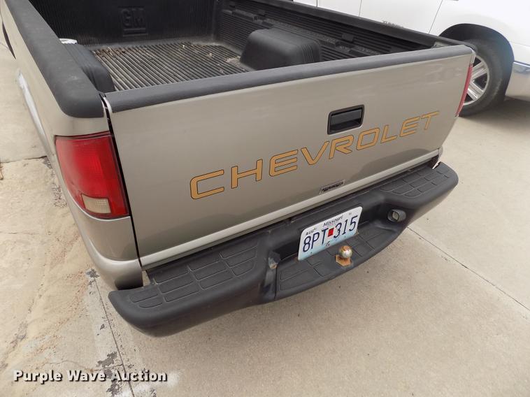 image for item DB9211 2002 Chevrolet S10 pickup truck
