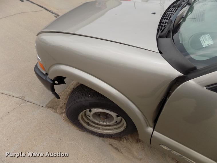 image for item DB9211 2002 Chevrolet S10 pickup truck