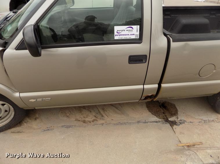 image for item DB9211 2002 Chevrolet S10 pickup truck
