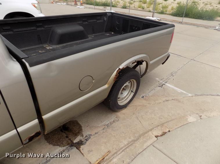 image for item DB9211 2002 Chevrolet S10 pickup truck