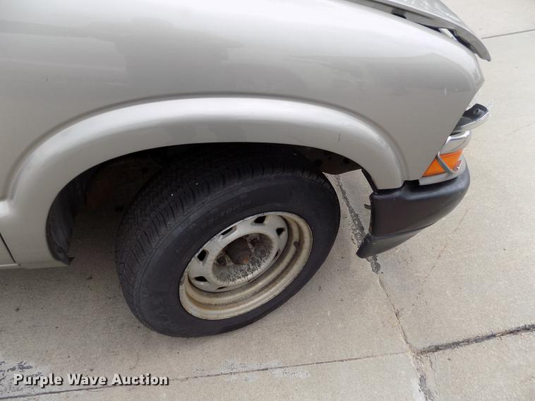 image for item DB9211 2002 Chevrolet S10 pickup truck