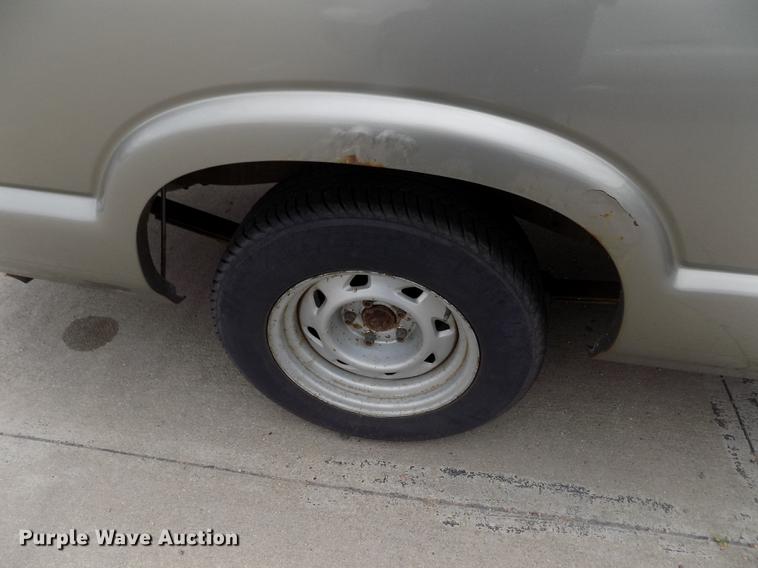 image for item DB9211 2002 Chevrolet S10 pickup truck