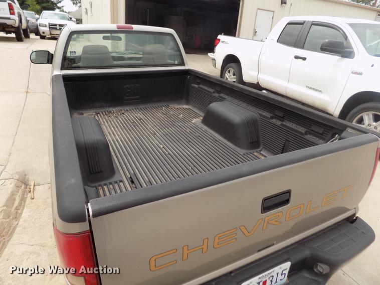 image for item DB9211 2002 Chevrolet S10 pickup truck