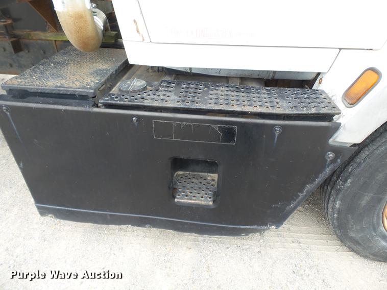 image for item DB7086 1995 Ford L9000 fertilizer truck