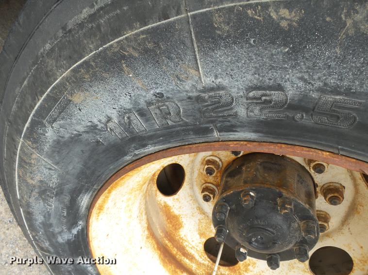 image for item DB7086 1995 Ford L9000 fertilizer truck