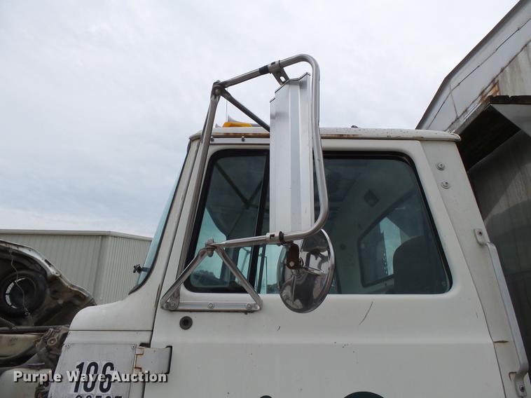 image for item DB7086 1995 Ford L9000 fertilizer truck
