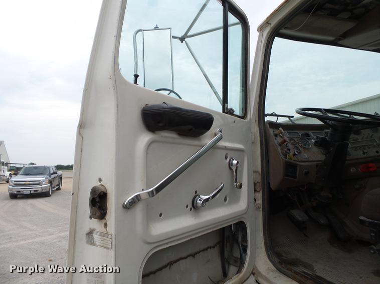 image for item DB7086 1995 Ford L9000 fertilizer truck