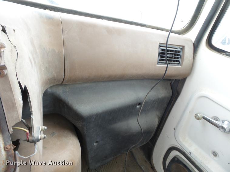 image for item DB7086 1995 Ford L9000 fertilizer truck