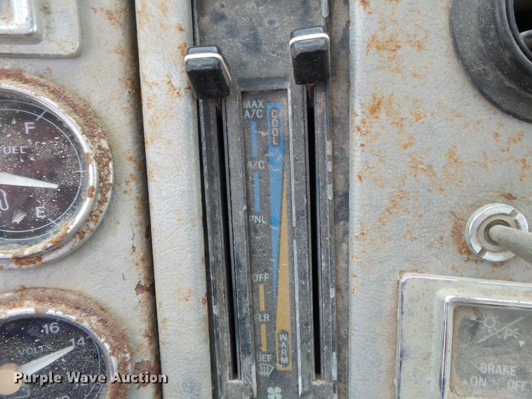 image for item DB7086 1995 Ford L9000 fertilizer truck