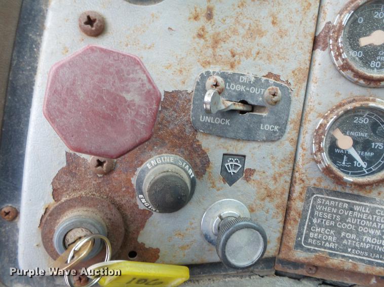 image for item DB7086 1995 Ford L9000 fertilizer truck