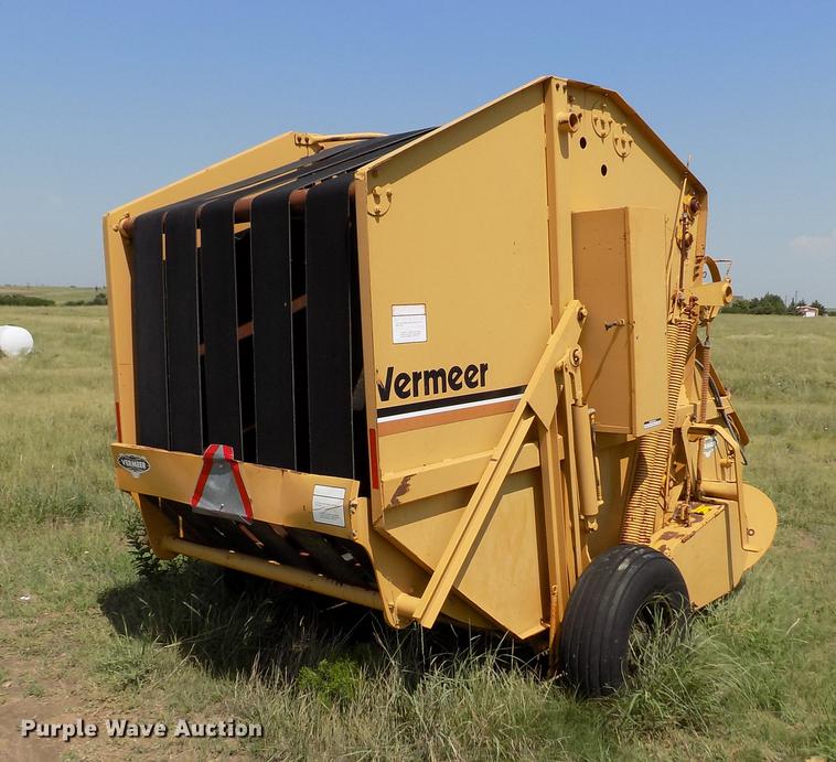 image for item DB9227 Vermeer 605G round baler