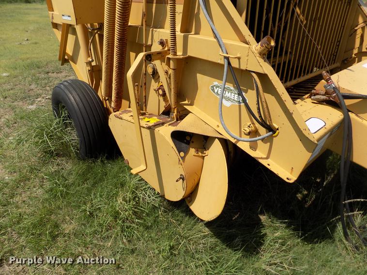 image for item DB9227 Vermeer 605G round baler
