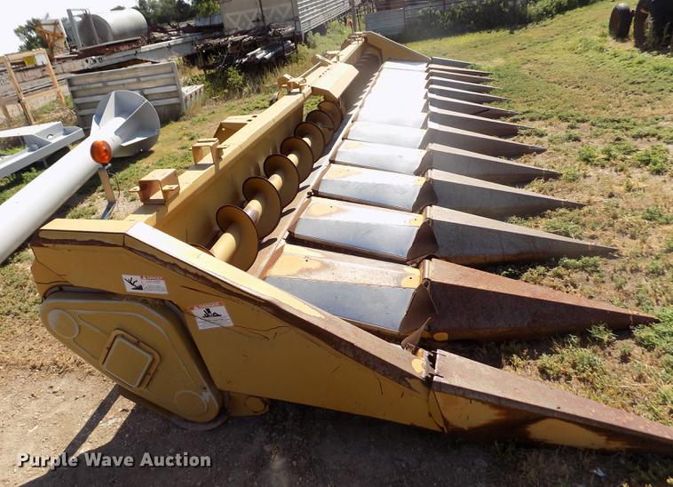image for item DB9246 1999 Caterpillar 1230 corn head