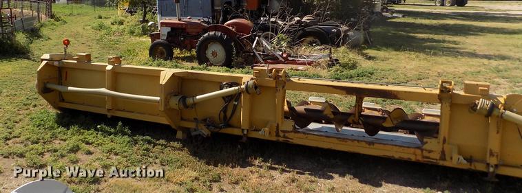 image for item DB9246 1999 Caterpillar 1230 corn head