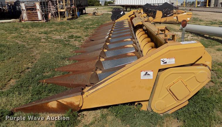 image for item DB9246 1999 Caterpillar 1230 corn head