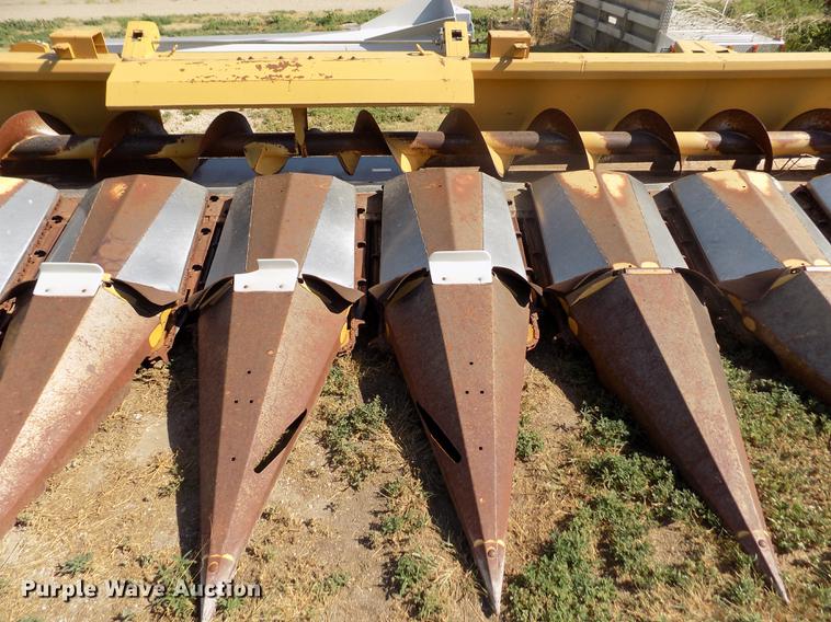 image for item DB9246 1999 Caterpillar 1230 corn head