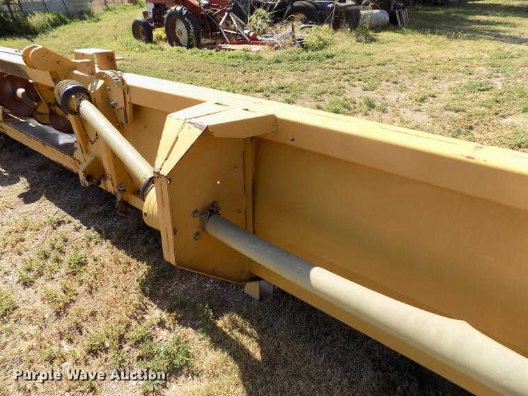 image for item DB9246 1999 Caterpillar 1230 corn head