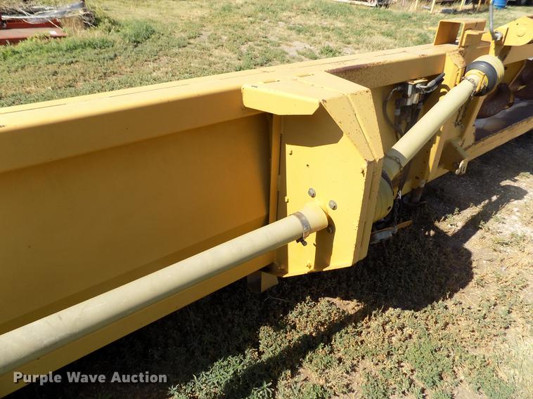 image for item DB9246 1999 Caterpillar 1230 corn head