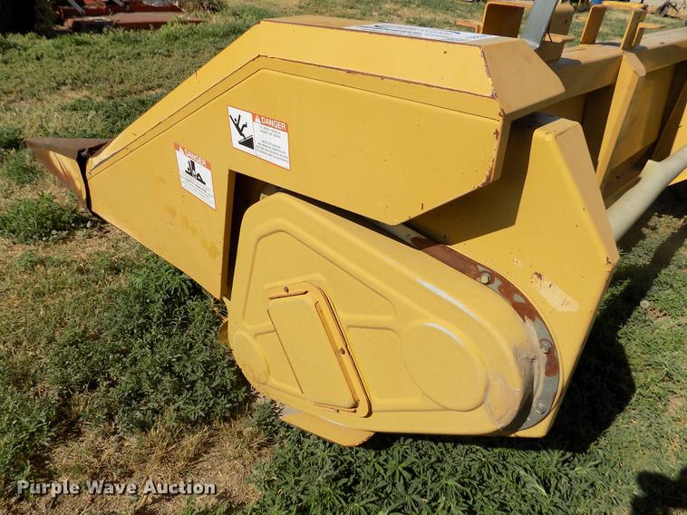 image for item DB9246 1999 Caterpillar 1230 corn head