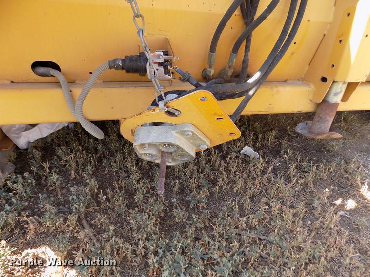 image for item DB9246 1999 Caterpillar 1230 corn head