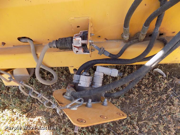 image for item DB9246 1999 Caterpillar 1230 corn head