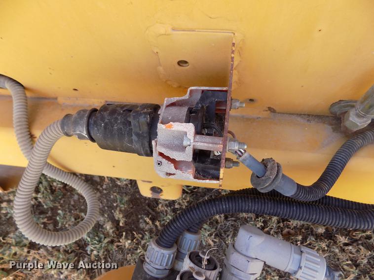 image for item DB9246 1999 Caterpillar 1230 corn head