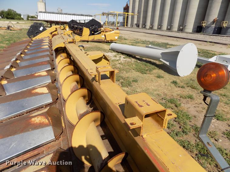 image for item DB9246 1999 Caterpillar 1230 corn head