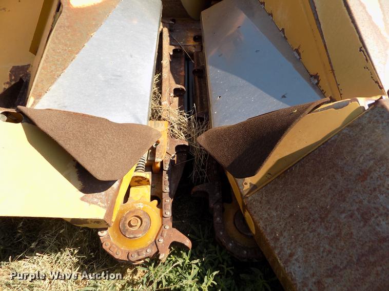 image for item DB9246 1999 Caterpillar 1230 corn head