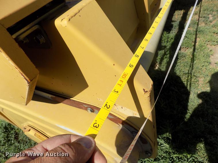 image for item DB9246 1999 Caterpillar 1230 corn head