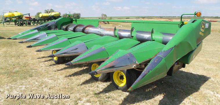 image for item DD5799 1998 John Deere 853A all crop head