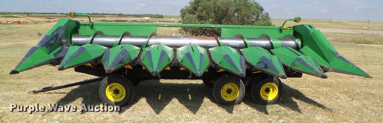 image for item DD5799 1998 John Deere 853A all crop head