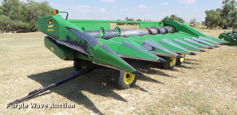 image for item DD5799 1998 John Deere 853A all crop head