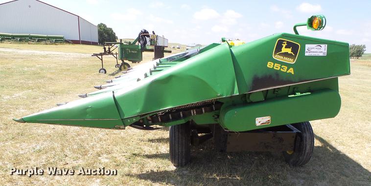 image for item DD5799 1998 John Deere 853A all crop head
