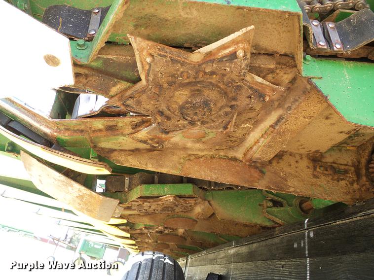 image for item DD5799 1998 John Deere 853A all crop head