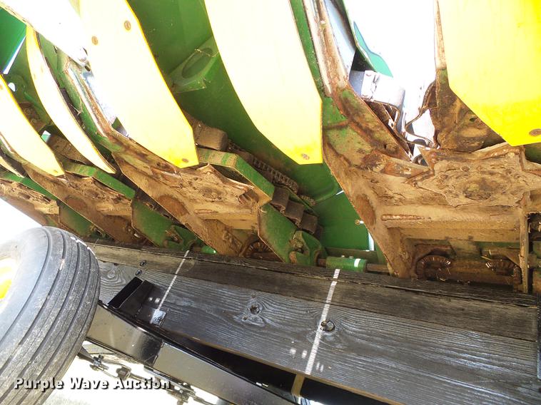 image for item DD5799 1998 John Deere 853A all crop head