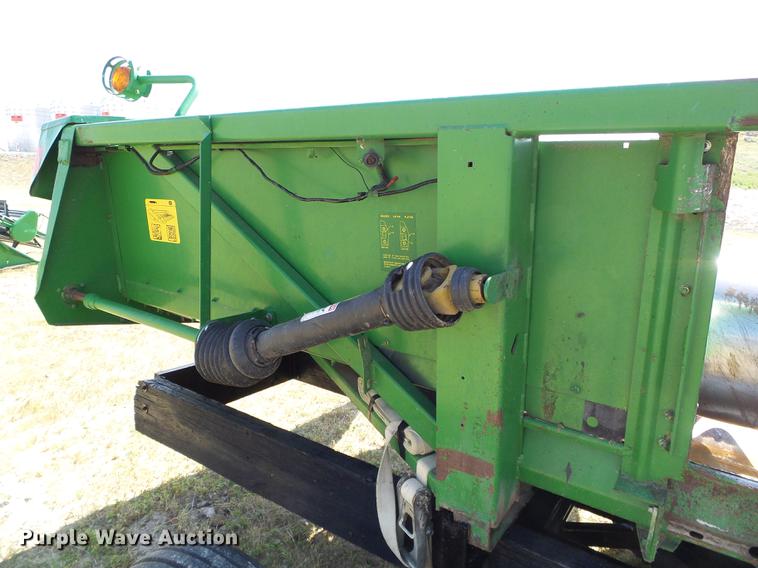 image for item DD5799 1998 John Deere 853A all crop head