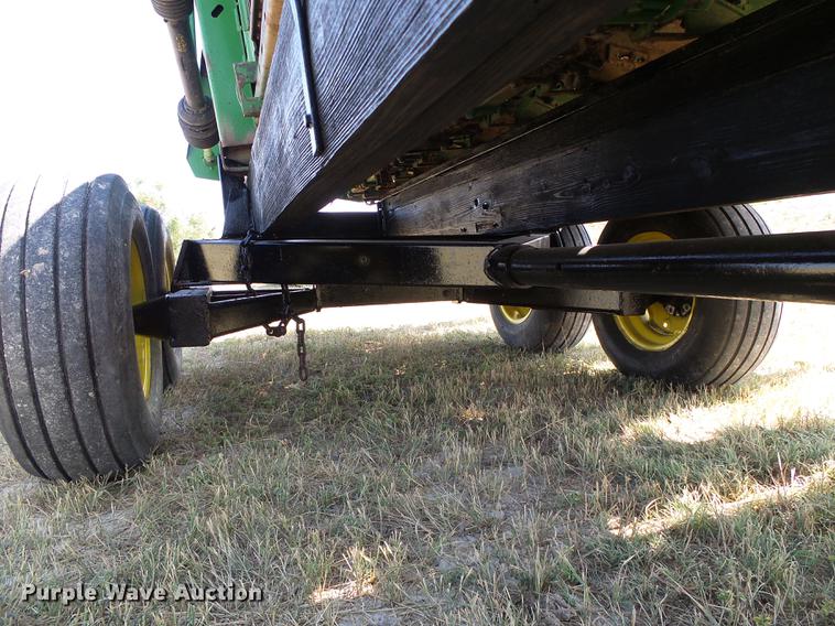 image for item DD5799 1998 John Deere 853A all crop head