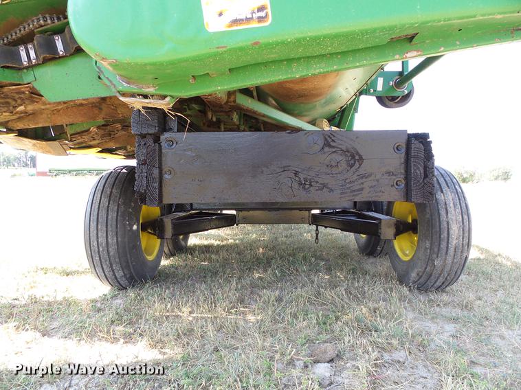 image for item DD5799 1998 John Deere 853A all crop head