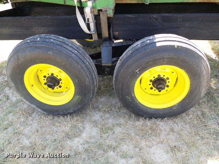 image for item DD5799 1998 John Deere 853A all crop head