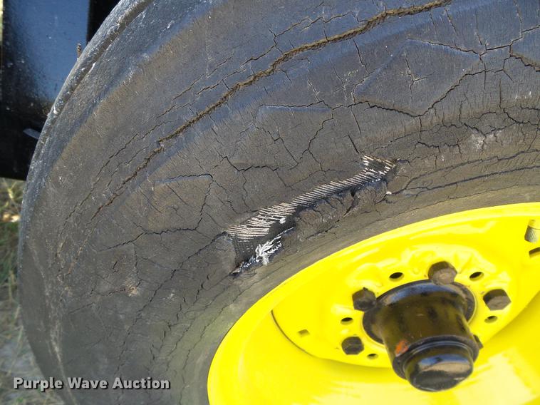 image for item DD5799 1998 John Deere 853A all crop head