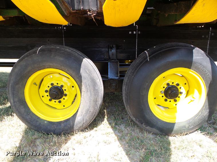 image for item DD5799 1998 John Deere 853A all crop head