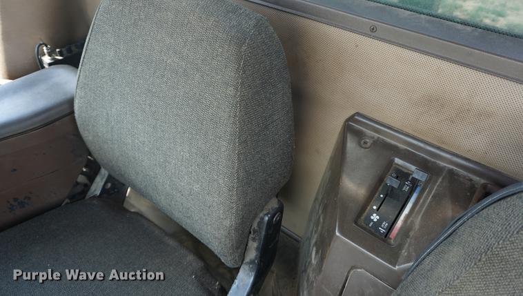 image for item DD7812 1989 John Deere 9500 RWA combine