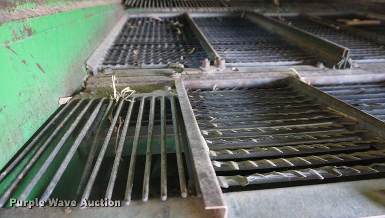 image for item DD7812 1989 John Deere 9500 RWA combine