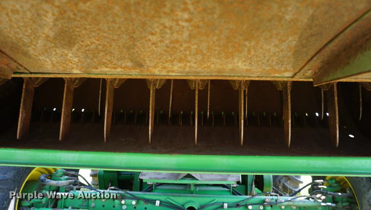 image for item DD7812 1989 John Deere 9500 RWA combine