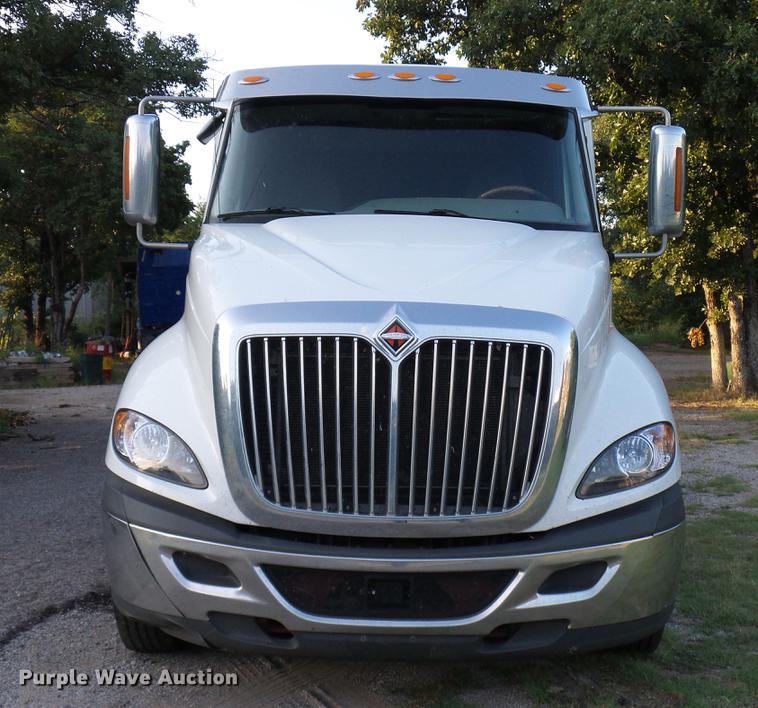 image for item DD8343 2013 International ProStar Plus semi truck