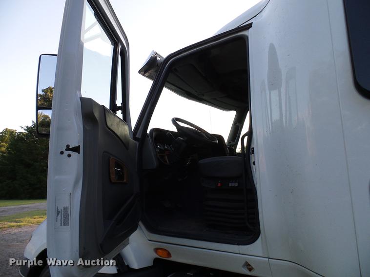 image for item DD8343 2013 International ProStar Plus semi truck