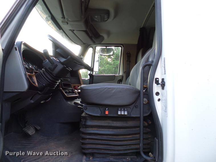 image for item DD8343 2013 International ProStar Plus semi truck