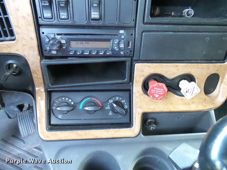 image for item DD8343 2013 International ProStar Plus semi truck